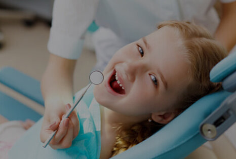 Kind im Zahnarztstuhl bei der Behandlung in der Zahnarztpraxis Waldstrasse in Erlangen