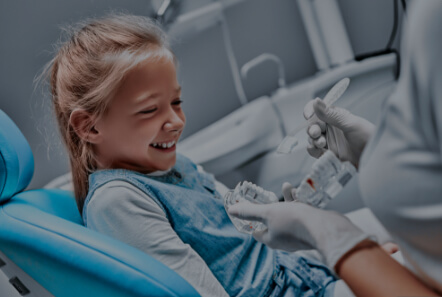 Lachendes Mädchen im Zahnarztstuhl in der Zahnarztpraxis Waldstrasse in Erlangen