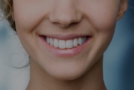 Ein Lächeln zeigt weiße und gesunde Zähne